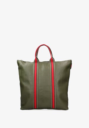 Borsa a spalla in pelle verde oliva con manici a strisce rosse e grigie, chiusura con zip e superficie morbida e testurizzata.
