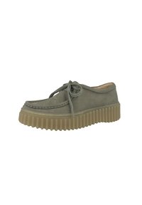Scarpa in suede grigia con punta rotonda, chiusura con lacci e suola in gomma spessa con scanalature. Dettagli di cucitura minimi sulla tomaia.