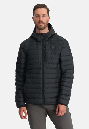 Schwarze, gepolsterte Jacke mit Kapuze. Merkmale sind das gestepptes Design, ein Reißverschluss vorne und ein Logo auf der Brust. Hergestellt aus glattem, leichtem Material.