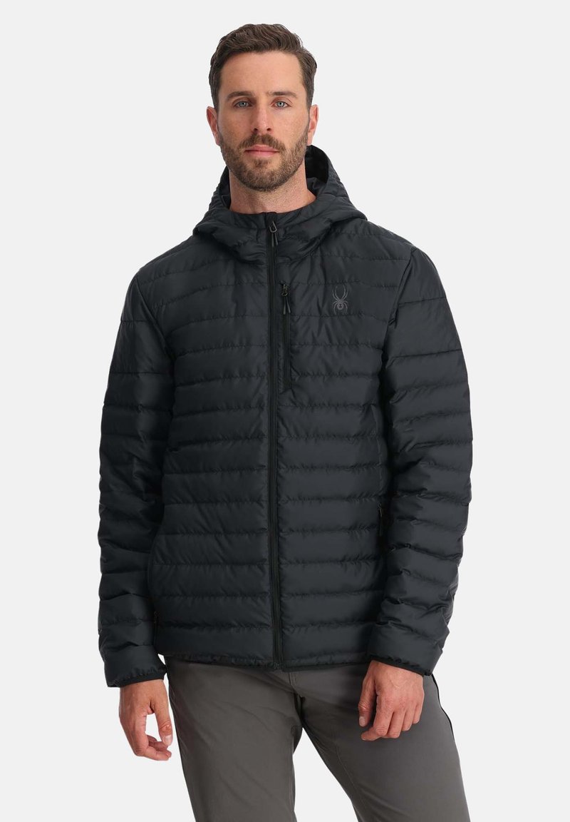 Schwarze, gepolsterte Jacke mit Kapuze. Merkmale sind das gestepptes Design, ein Reißverschluss vorne und ein Logo auf der Brust. Hergestellt aus glattem, leichtem Material.