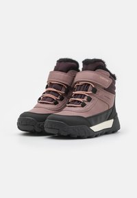 Geox TREKKYUP GIRL - Vinterstøvler - dark rose