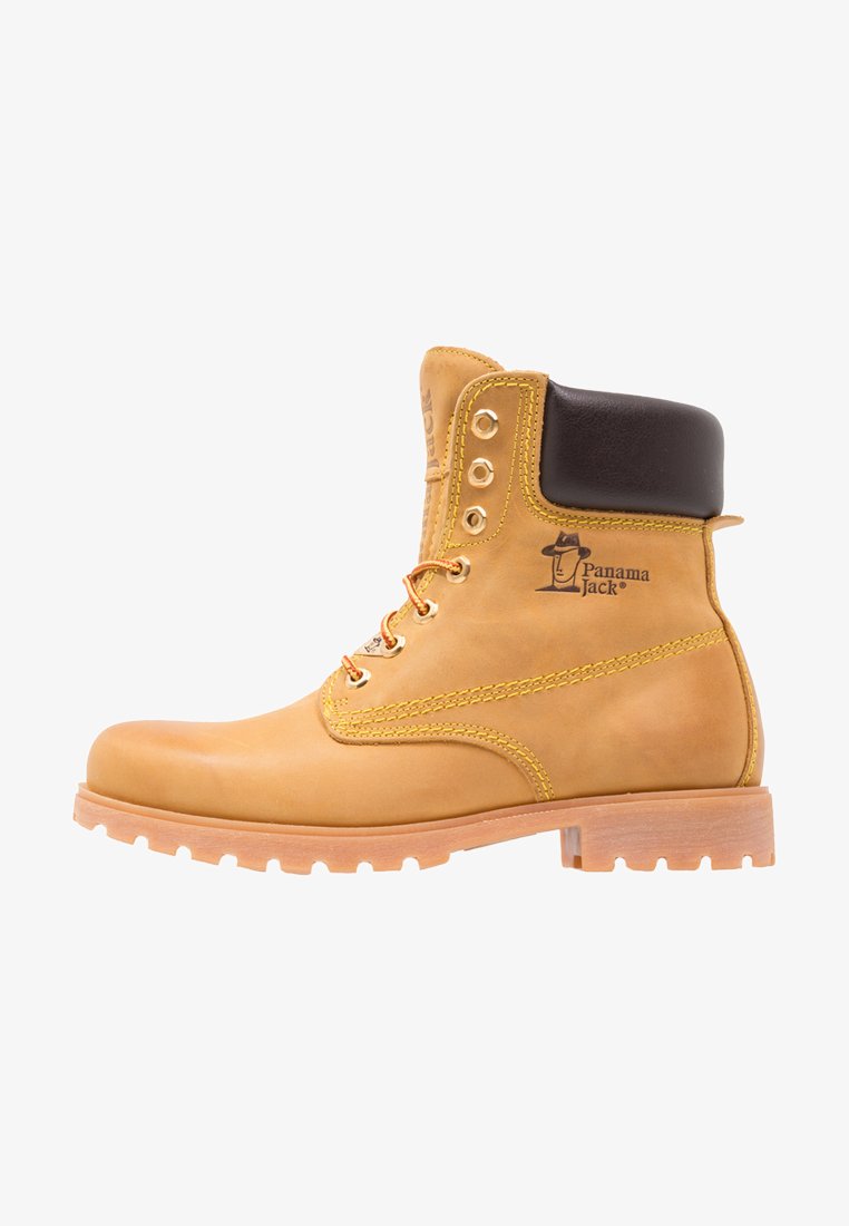 Tanová koža čižmy s čiernym polstrovaným golierom, kovovými očkami a oranžovým prešívaním. Má robustnú podrážku a značku Panama Jack.