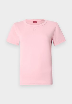 T-shirt di cotone rosa con collo a giro, maniche corte e un discreto dettaglio del logo ricamato sul petto. Tessuto liscio, vestibilità classica.