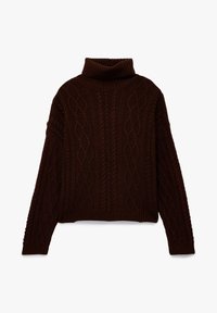 Maglione a collo alto marrone a coste con motivi a treccia, vestibilità ampia e maniche lunghe. La texture sembra morbida e spessa.