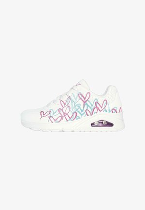 Zapatilla deportiva blanca con una superficie texturizada. Presenta patrones de corazones multicolores en rosa y azul. Incluye un cojín de aire visible en la suela.
