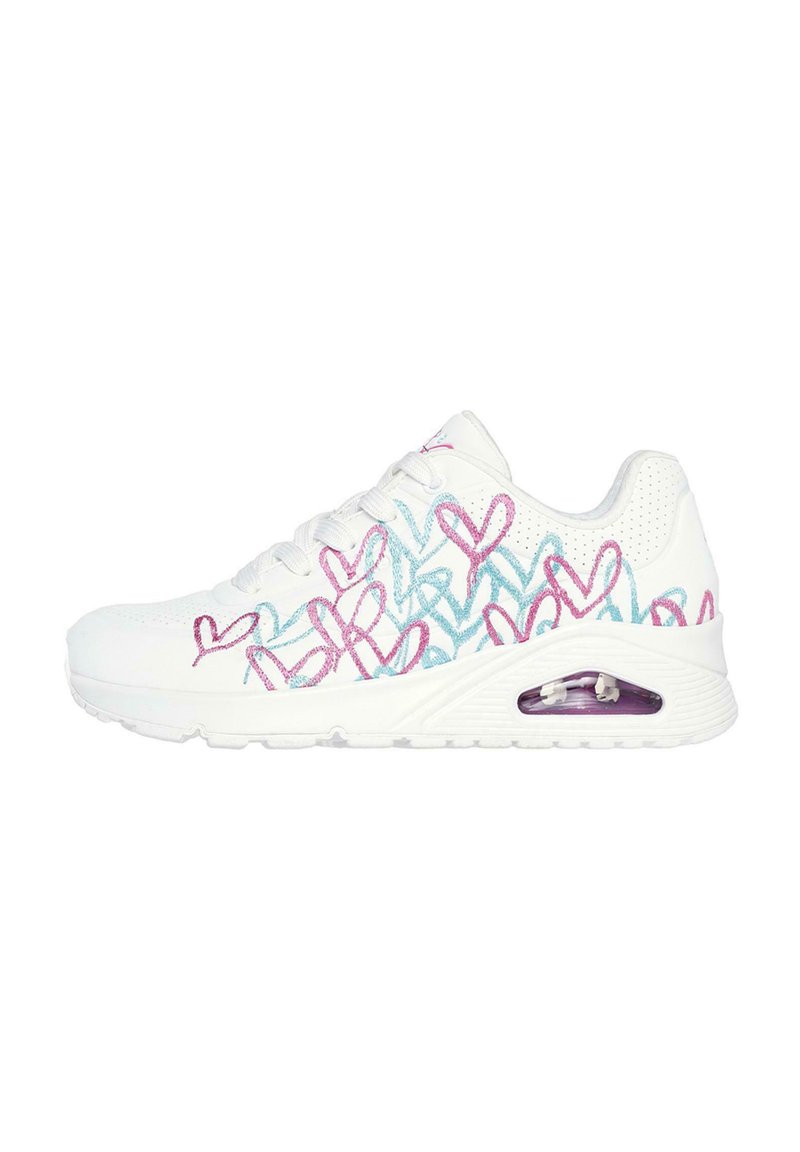 Zapatilla deportiva blanca con una superficie texturizada. Presenta patrones de corazones multicolores en rosa y azul. Incluye un cojín de aire visible en la suela.