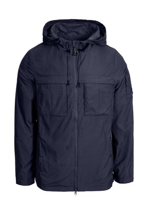 Marineblauwe gevoerde jas gemaakt van lichtgewicht stof. Beschikt over twee voorzakken met klep, een rits aan de voorkant en verstelbare trekkoorden in de capuchon.