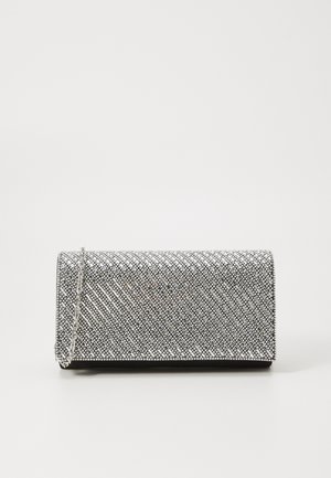 Sølvmetallisk clutch-veske med en teksturert overflate som har skrå linjer av små, blanke perler; inkluderer en avtagbar kjede-rem.