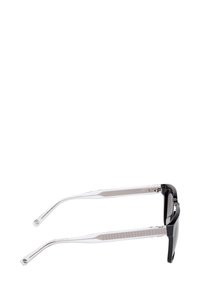 Svart inramade rektangulära solglasögon med genomskinliga bågar och texturerad insida, visade från en sidvy mot en vit bakgrund.