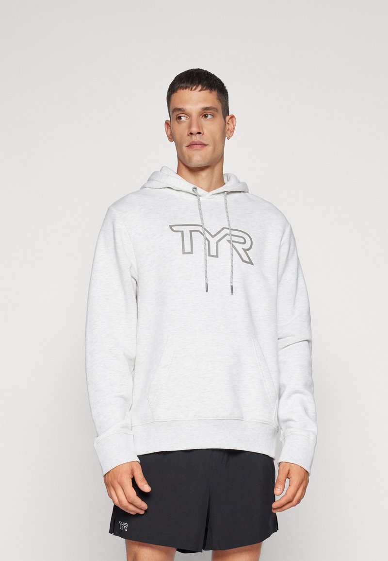 Grå sweatshirt med hætte, med en kængurulomme og en subtil TYR-logo i mørkere grå. Materialet virker blødt og fleece-lignende.