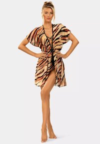 Lekki, przejrzysty okrycie wierzchnie z wzorem w paski tygrysa w odcieniach beżu, brązu i czerni, z przewiązanym w talii i otwartym przodem.