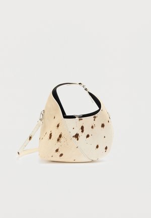 Sac en cuir beige avec des taches marron foncé ; forme asymétrique unique et poignée courte ; présente une texture lisse et des accents en métal.
