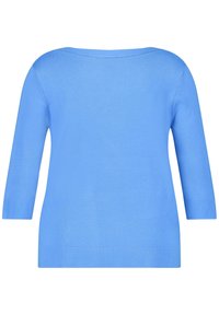 Pull léger bleu avec des manches trois-quarts et un col arrondi. Texture lisse avec un motif de tricot subtil.