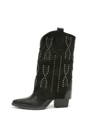 Botas de vaquero negras de ante con diseño de tachuelas. Punta afilada, tacón cuadrado y tirador en la parte trasera. Superficie texturizada con acentos decorativos.
