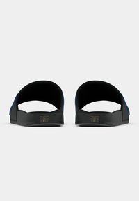 Sorte slidesandaler med blått aksent. Strukturert gummisåle, åpen bakside, og liten preget merkevare på yttersiden.