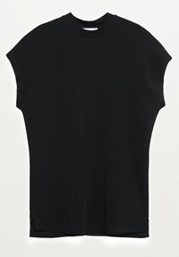 Sort kortærmet bluse, blødt stof, løs pasform, rundudskæring, lige snit med sideslidser ved kanten. Minimalistisk design uden mønstre.