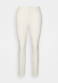 Jeans ajustados, blancos, con una suave mezcla de algodón, que presentan un diseño de cinco bolsillos, cierre de botón y sutilezas en las costuras.