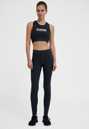 Czarna sportowa crop top w ciemnoszarym kolorze oraz legginsy z wysokim stanem, wykonane z elastycznego materiału, z białym logo "hummel" na topie.