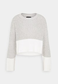 Pull court en tricot gris clair et blanc avec un col rond, des manches longues, et un ourlet ainsi que des poignets de manches de couleur contrastante.