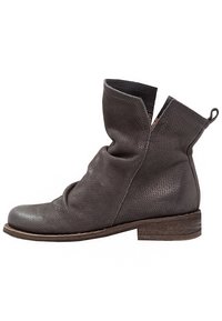 Bottine en cuir perforé gris avec un design décontracté, doublure en cuir et un talon en bois empilé. Fermeture éclair latérale pour un accès facile.