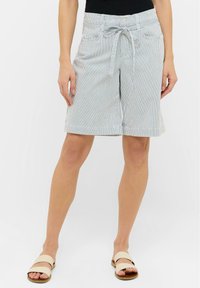 Shorts rayés à la longueur genou avec une ceinture à nouer, fabriqués en tissu léger. Dotés de deux poches avant et d'une coupe décontractée.