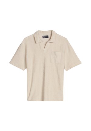 Polo beige à manches courtes avec col, légère ouverture en V, fines lignes verticales texturées et petite poche poitrine.