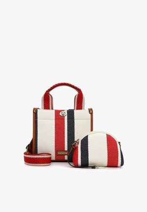 Kleine tote bag en bijpassend halve maanvormig zakje met verticale strepen in rood, zwart en wit, voorzien van een afneembare rode schouderriem.