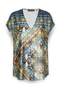 Top a manica corta con scollo a V caratterizzato da un motivo geometrico multicolore con accenti floreali, principalmente in tonalità di blu, giallo e arancione.