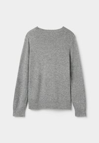 Grauer Strickpullover mit Rundhalsausschnitt, langen Ärmeln und gerippten Bündchen sowie Saum. Sanfte Textur, minimalistisches Design, einfarbig.