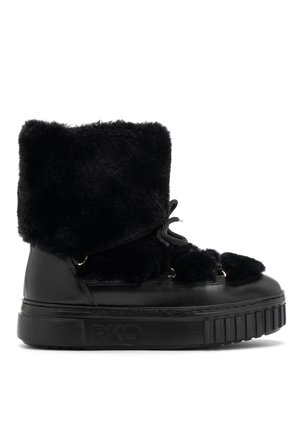 Czarne botki za kostkę z sztucznego futra i skóry z masywną czarną podeszwą, z przodem sznurowanym i dekoracyjnymi pomponami.