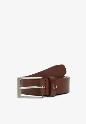 Bruine leren riem met zilverkleurige rechthoekige gesp en een klein logolabel dichtbij de lus, opgerold op een witte achtergrond.