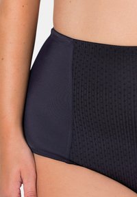 Zwarte high-waisted bikini broek met een gladde en textuurstof, met geaccentueerde textuur aan één zijde en een effen paneel.