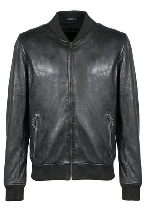 Czarna skórzana kurtka bomber z przednim zamkiem błyskawicznym, zamykanymi na zamek kieszeniami bocznymi, ściągaczem na kołnierzu, mankietach i dole.