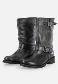 Botas de cuero negras hasta la rodilla con punta redondeada, detalles de correa y hebilla, acabado texturizado y tacón de madera bajo.