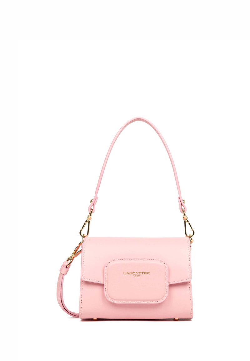 Borsa a tracolla in pelle rosa con pattina frontale e hardware dorato. Caratterizzata da un manico corto e una tracolla rimovibile, con una texture liscia.