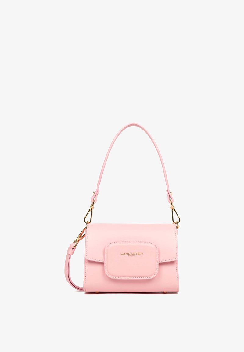 Borsa a tracolla in pelle rosa con pattina frontale e hardware dorato. Caratterizzata da un manico corto e una tracolla rimovibile, con una texture liscia.