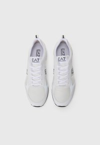Witte sportieve schoenen met een bovenwerk van mesh, vetersluiting en zwarte rubberen zolen. Bevat het EA7-logo op de zijkanten en de tong.