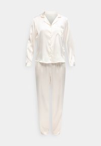 Σετ πυτζάμες από σατέν σε κρεμ χρώμα με πουκάμισο μακρυμάνικο με κουμπιά και παντελόνι που ταιριάζει, σε απλό φόντο.