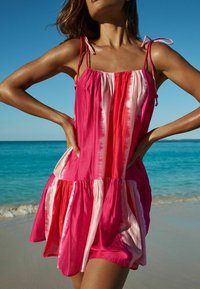 Lipsy PETITE FIT - OMBRE STRIPE CAMI TIE - Vapaa-ajan mekko - pink