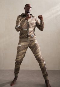 Venum UFC FIGHT WEEK JOGGERS - Dresside alumine osa - desert camo