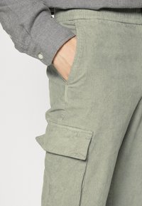 Marc O'Polo DENIM Calças cargo - grus green