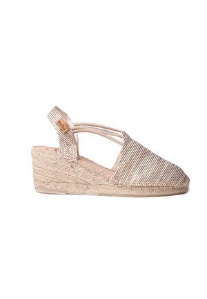 Espadrille beige à bride arrière avec un tissu rayé, une semelle compensée en jute tressé et des sangles élastiques. Design à bout arrondi avec une texture lisse.