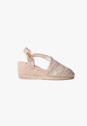 Beżowe espadryle na obcasie typu slingback z pasiastym materiałem, plecionym juteowym koturnem i elastycznymi paskami. Okrągły nos i gładka tekstura.