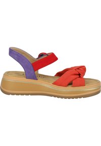 Sandalias de cuña multicolores con parte superior de ante roja y púrpura, frente de tela anudada y suela de plataforma color marrón claro con un ligero tacón.