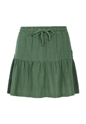 Falda verde con textura, diseño en capas y cinturilla con lazo. Presenta rayas verticales y patrones recortados a lo largo de la tela.