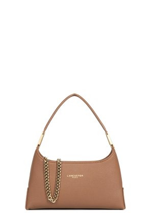 Sac à main en cuir marron Lancaster Paris avec détail chaîne dorée et une seule bandoulière sur fond blanc.