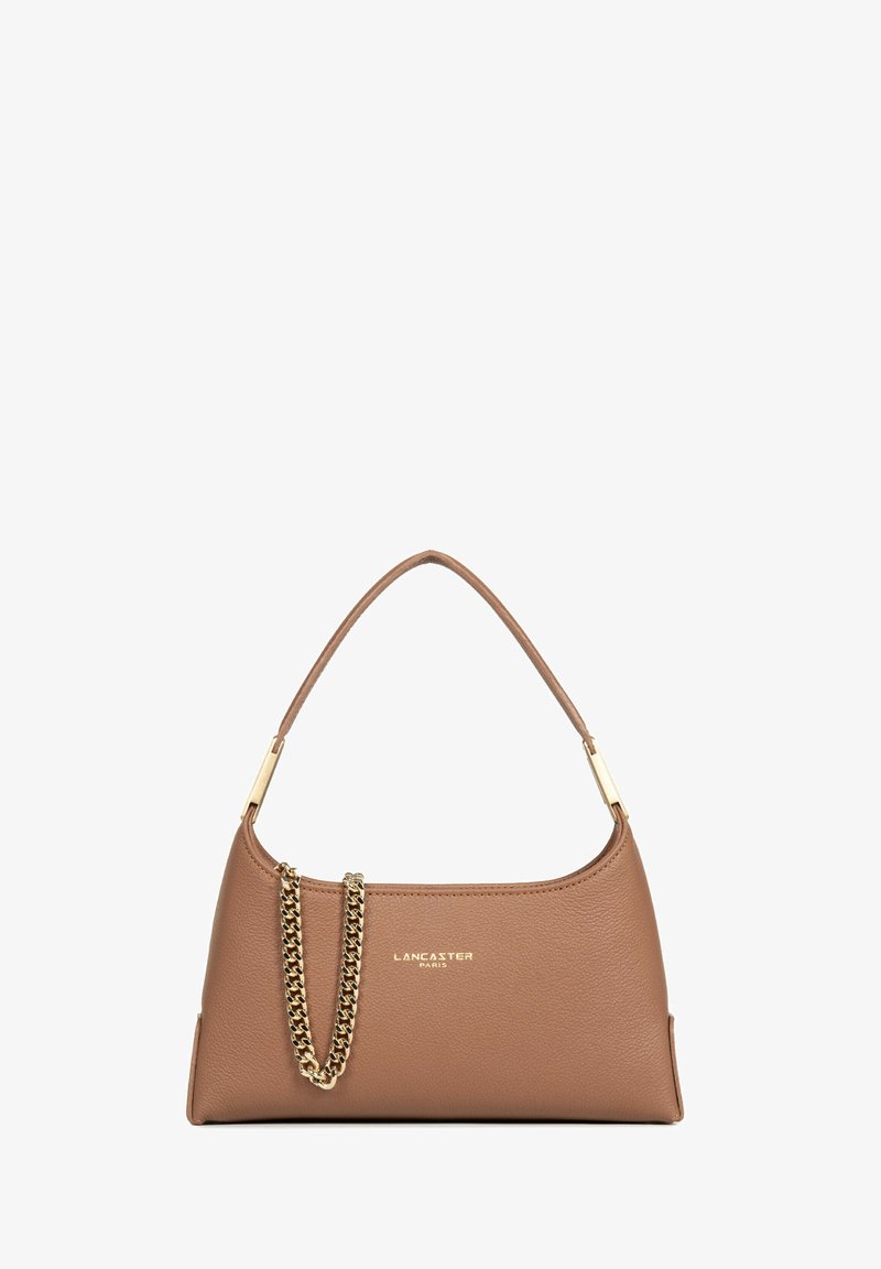Sac à main en cuir marron Lancaster Paris avec détail chaîne dorée et une seule bandoulière sur fond blanc.