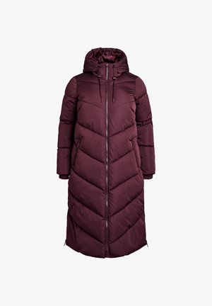 Lång, vadderad mörk lila vinterjacka med huva, framsida med dragkedja, sidofickor och kviltat chevronmönster.