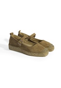 Braune Wildleder-Espadrilles mit einer flachen Jutesohle, runder Zehenpartie und verstellbarem Riemen über dem Spann. Strukturierte Oberfläche mit natürlicher Webart.