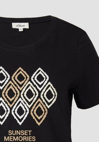 Schwarzes T-Shirt mit einem grafischen Design aus diamantförmigen Formen in Beige, Weiß und Braun, mit dem Text "Sonnenuntergangserinnerungen" darunter.